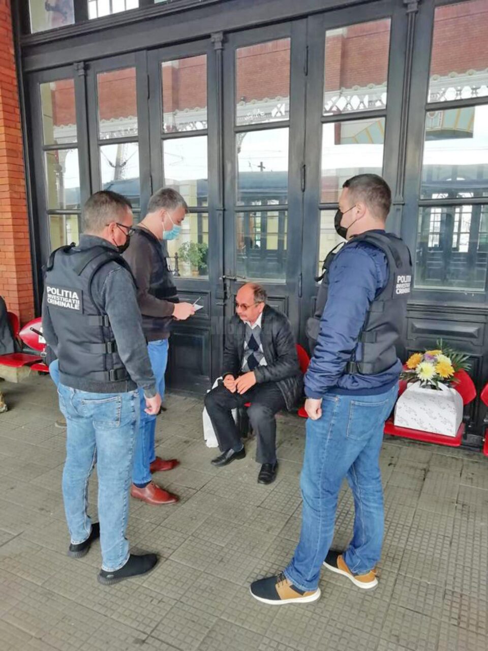 Controale ale polițiștilor în trenuri și aeroport pentru a verifica respectarea regulilor anti-Covid