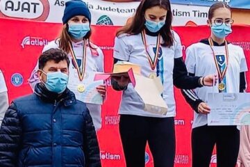 Antrenorul Radu Mihalescu, alături de fetele medaliate cu aur la tineret