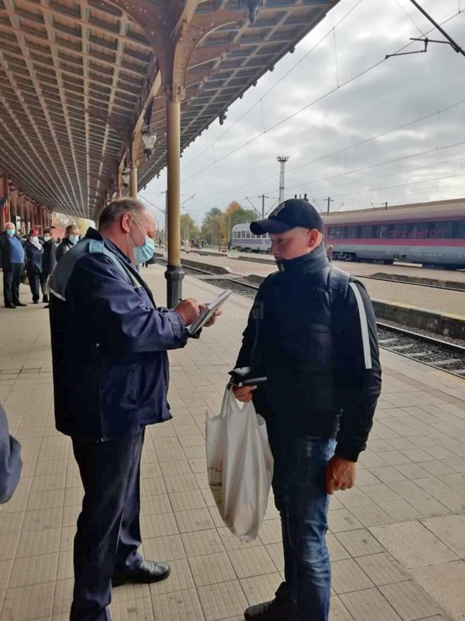 Controale ale polițiștilor în trenuri și aeroport pentru a verifica respectarea regulilor anti-Covid