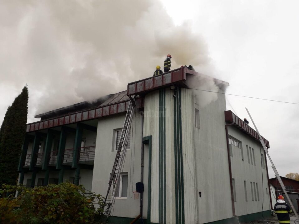 Incendiu la o clădire de birouri de la Piața Burdujeni