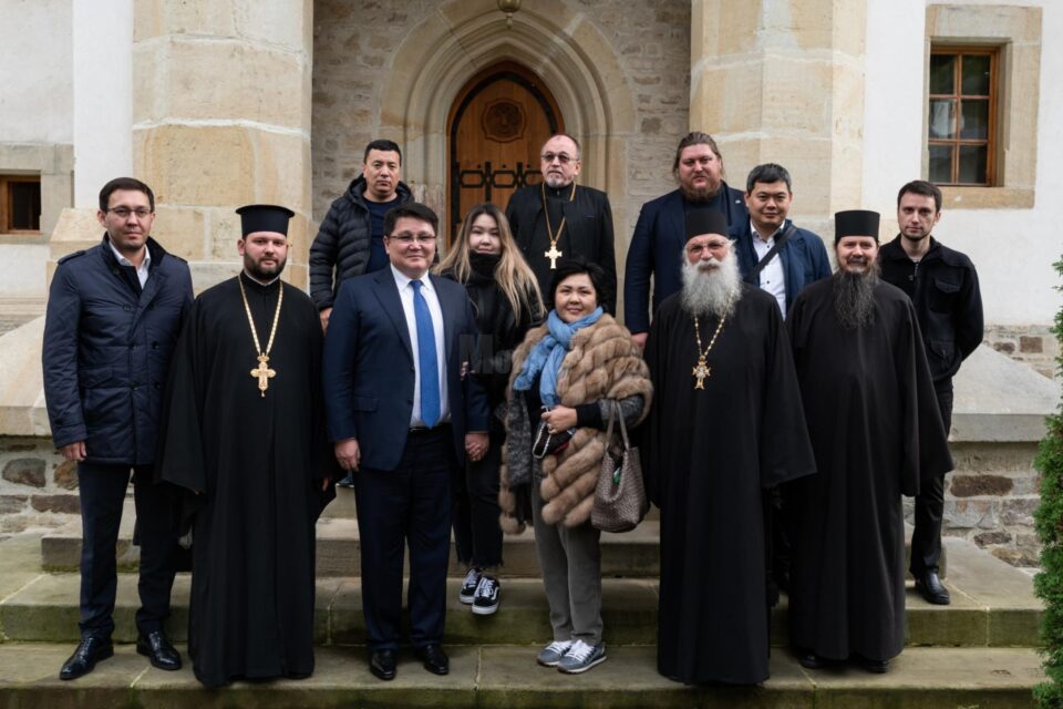 Ambasadorul Republicii Kazakhstan a vizitat biserici și mănăstiri din Arhiepiscopia Sucevei și Rădăuților Foto Mănăstirea Putna