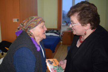 Zeci de persoane au participat la un salon caritabil de carte, online, ajutând astfel bătrânii din căminele sociale sucevene