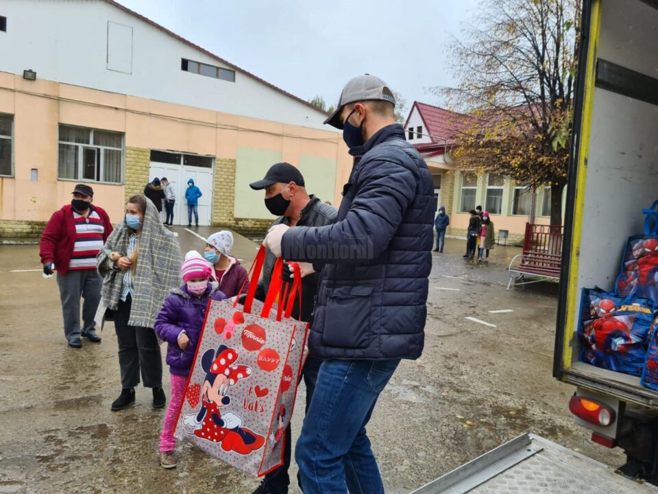 Moș Crăciun a venit la început de noiembrie pentru copiii de la Centrul Școlar de Educație Incluzivă