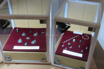 Mostre de malachit brut, în stare naturală, cât și bijuterii fine realizate prin prelucrarea malachitului, expuse la Muzeul de Științele Naturii