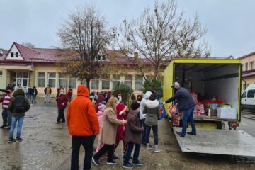 Moș Crăciun a venit la început de noiembrie pentru copiii de la Centrul Școlar de Educație Incluzivă