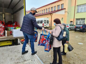 Moș Crăciun a venit la început de noiembrie pentru copiii de la Centrul Școlar de Educație Incluzivă