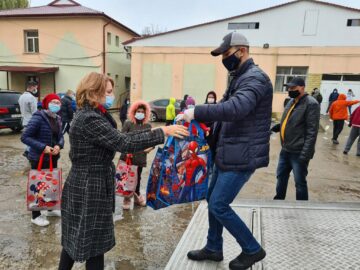 Moș Crăciun a venit la început de noiembrie pentru copiii de la Centrul Școlar de Educație Incluzivă