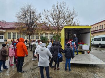 Cadouri pentru copiii de la Centrul Școlar de Educație Incluzivă de la Andrei Bacoș și Vasile Bolohan