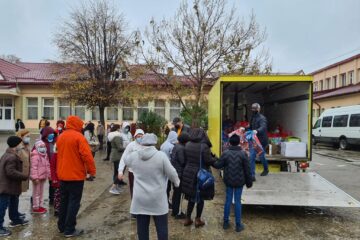 Cadouri pentru copiii de la Centrul Școlar de Educație Incluzivă de la Andrei Bacoș și Vasile Bolohan