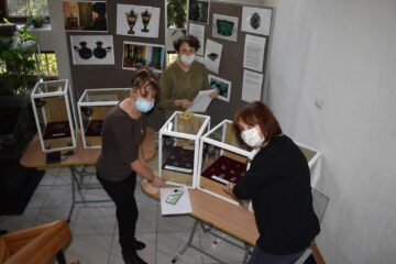 Mostre de malachit brut, în stare naturală, cât și bijuterii fine realizate prin prelucrarea malachitului, expuse la Muzeul de Științele Naturii