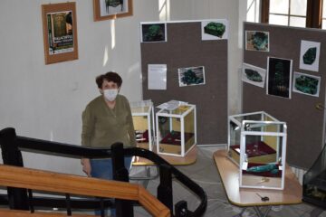 Mostre de malachit brut, în stare naturală, cât și bijuterii fine realizate prin prelucrarea malachitului, expuse la Muzeul de Științele Naturii