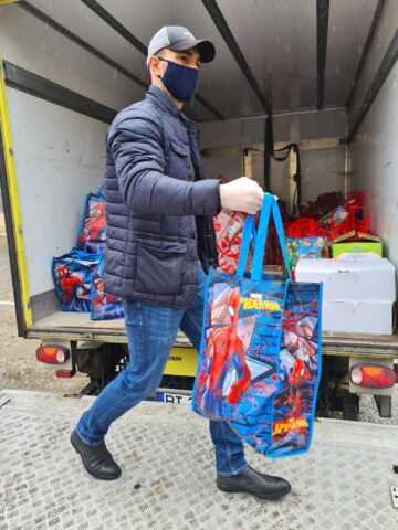 Moș Crăciun a venit la început de noiembrie pentru copiii de la Centrul Școlar de Educație Incluzivă