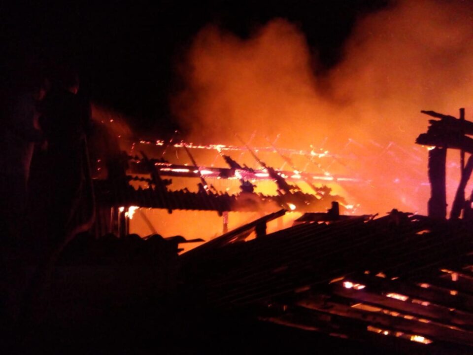 Incendiu la acoperisul unei case din Poiana Marului Incendiu la acoperisul unei case din Poiana Marului