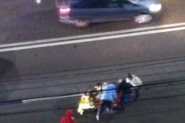 Femeia a fost preluată un echipaj al ambulanței, care a transportat-o la spital