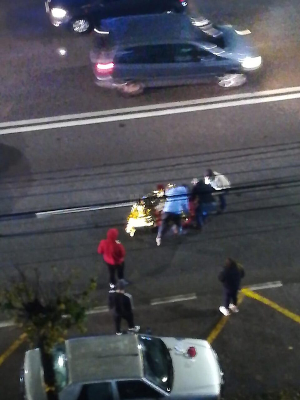 Femeia a fost preluată un echipaj al ambulanței, care a transportat-o la spital Femeia a fost preluată un echipaj al ambulanței, care a transportat-o la spital