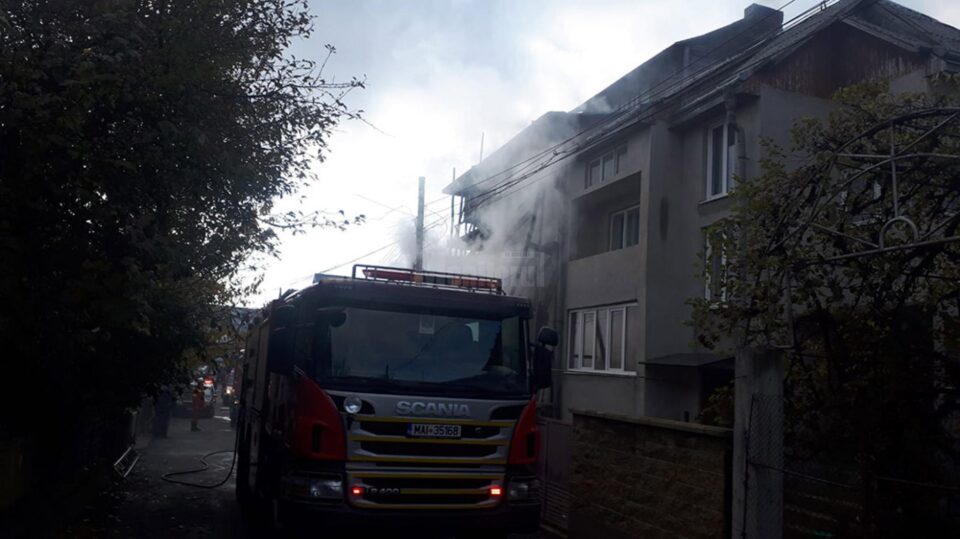 Un incendiu a afectat demisolul unei case din cartierul sucevean Zamca