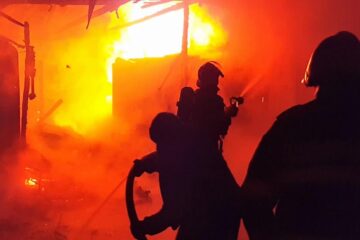 Casă nelocuită din Poiana Mărului, afectată grav de un incendiu