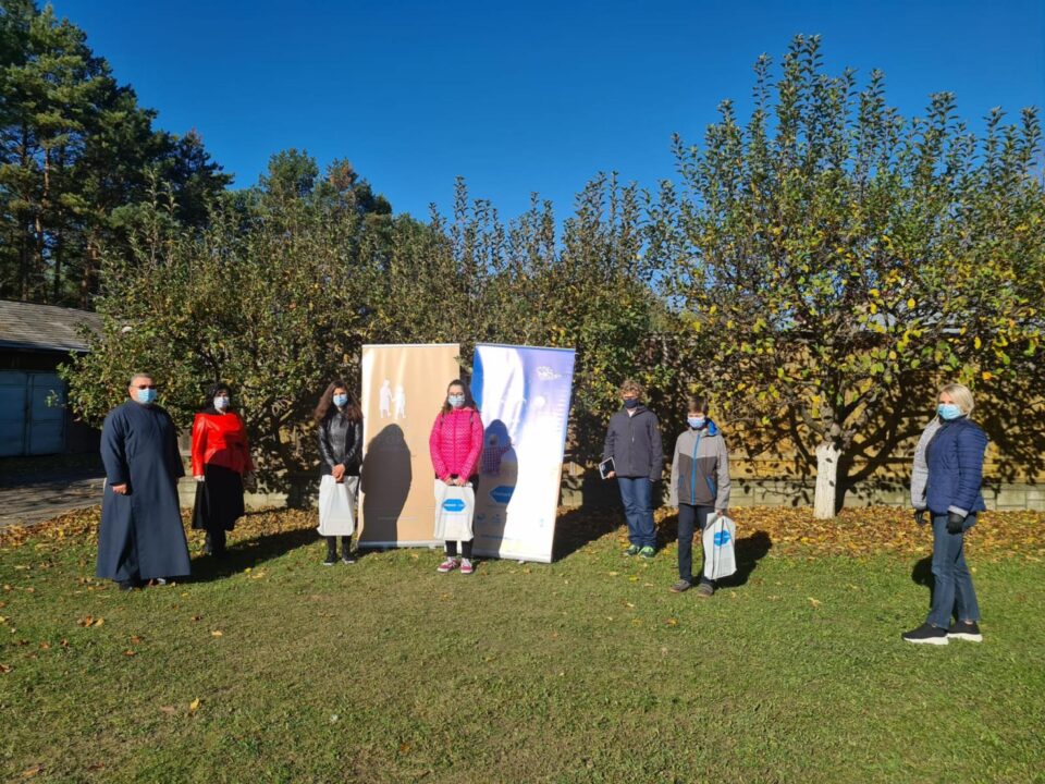 Tablete oferite unui număr de patru copii pentru a avea acces mai facil la educație