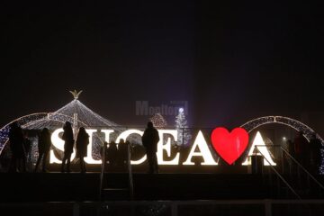 Suceava, ornată pentru sărbătorile de iarnă, dar nu vor avea loc evenimente