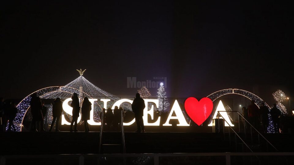 Suceava, ornată pentru sărbătorile de iarnă, dar nu vor avea loc evenimente Suceava, ornată pentru sărbătorile de iarnă, dar nu vor avea loc evenimente