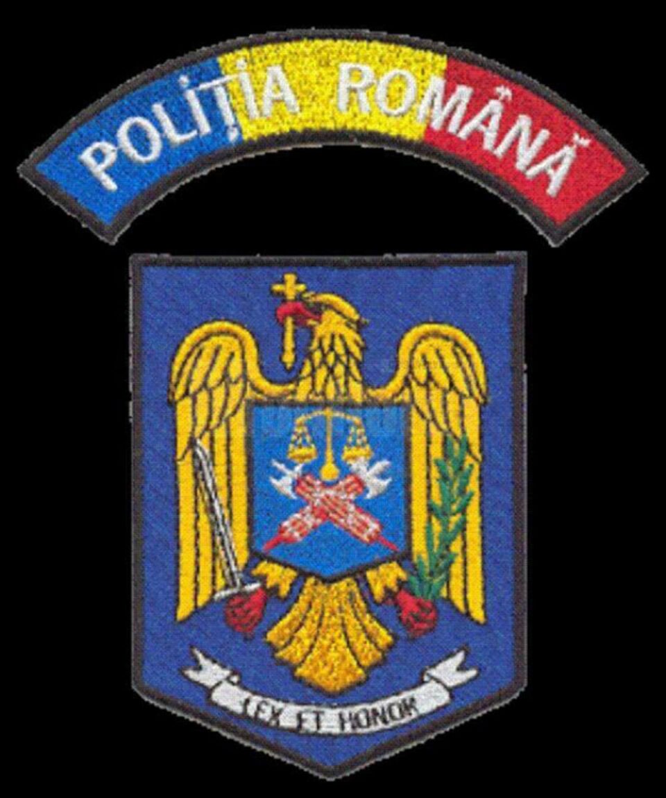 Două fete de 13 și 14 ani au încercat să fure dintr-un magazin trei perechi de blugi