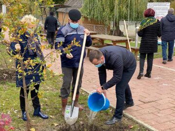 Startul acțiunii de plantare a fost dat în zona de agrement Tătărași, unde au fost plantați 360 de copaci - stejari, plopi, salcâmi