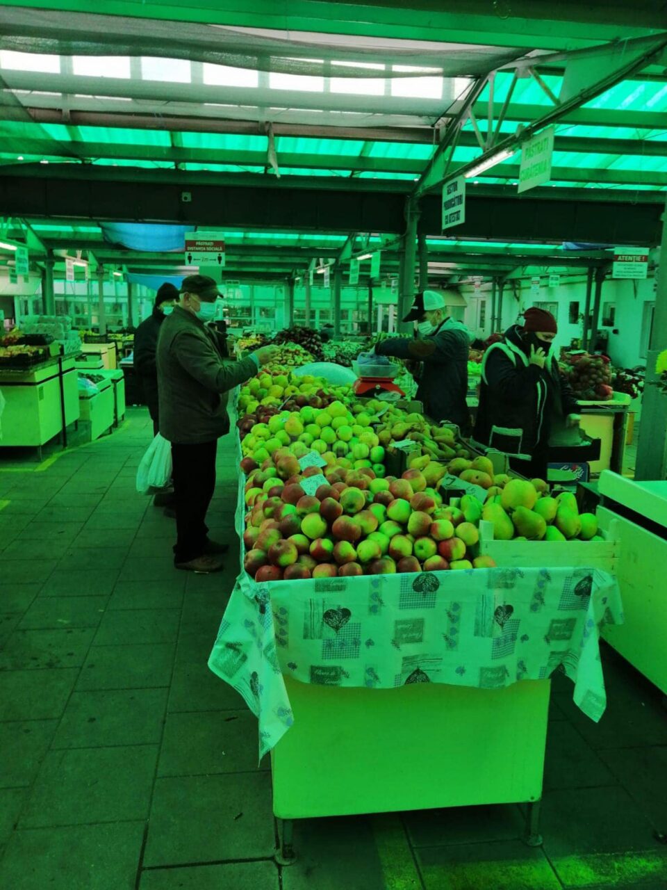 Tarabele din Piața Centrală și Piața Burdujeni se mută în aer liber 4