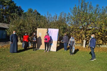 Tabletele au fost înmânate celor patru copii în curtea Bisericii Sf. Vineri din Suceava