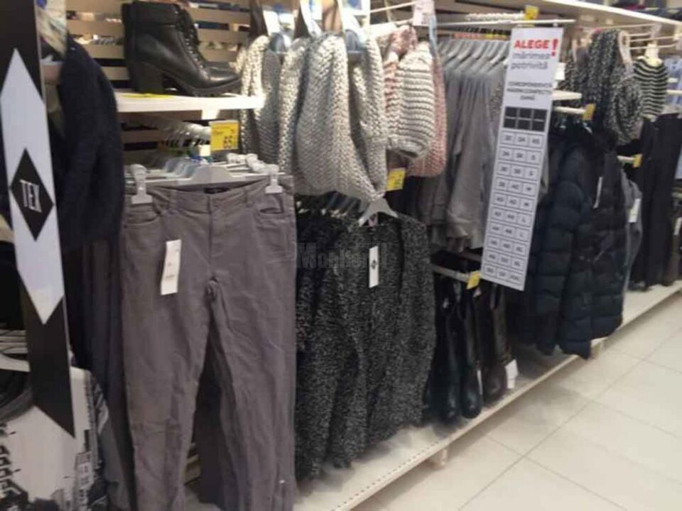 Hoață prinsă cu mărfuri dintr-un magazin, ascunse în geantă și îmbrăcate pe ea