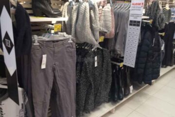 Hoață prinsă cu mărfuri dintr-un magazin, ascunse în geantă și îmbrăcate pe ea