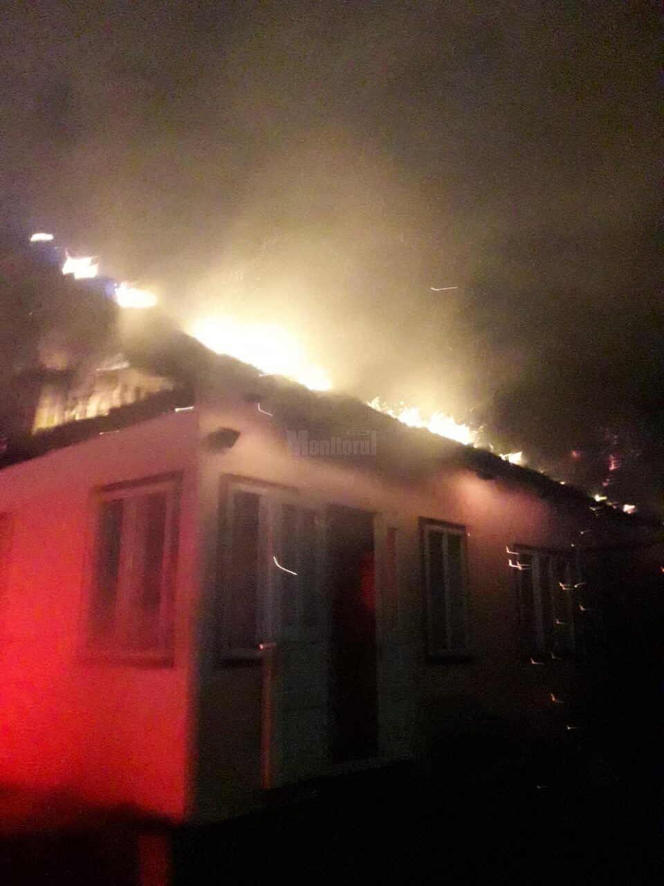 Incendiu puternic, într-o zonă cu case apropiate, la Pojorâta