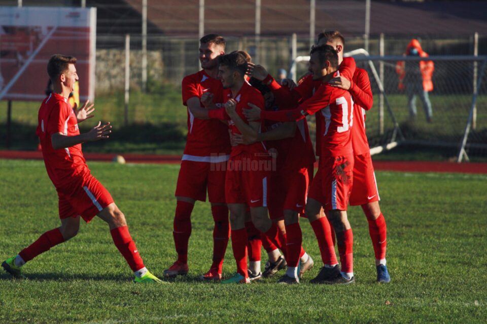 Cătălin Coroamă este felicitat de coechipierii de la Bucovina Rădăuți după golul marcat. Foto Cristian Plosceac Cătălin Coroamă este felicitat de coechipierii de la Bucovina Rădăuți după golul marcat. Foto Cristian Plosceac