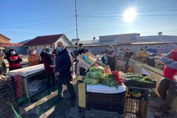 Pietele din Suceava funcționează, dar în aer liber