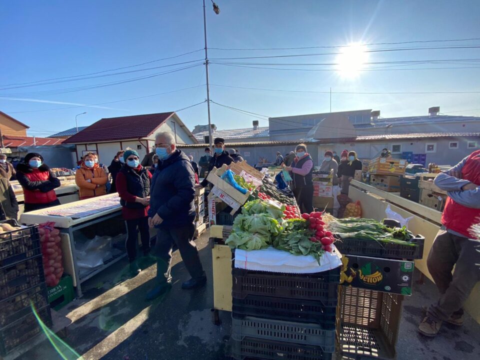 Pietele din Suceava funcționează, dar în aer liber Pietele din Suceava funcționează, dar în aer liber