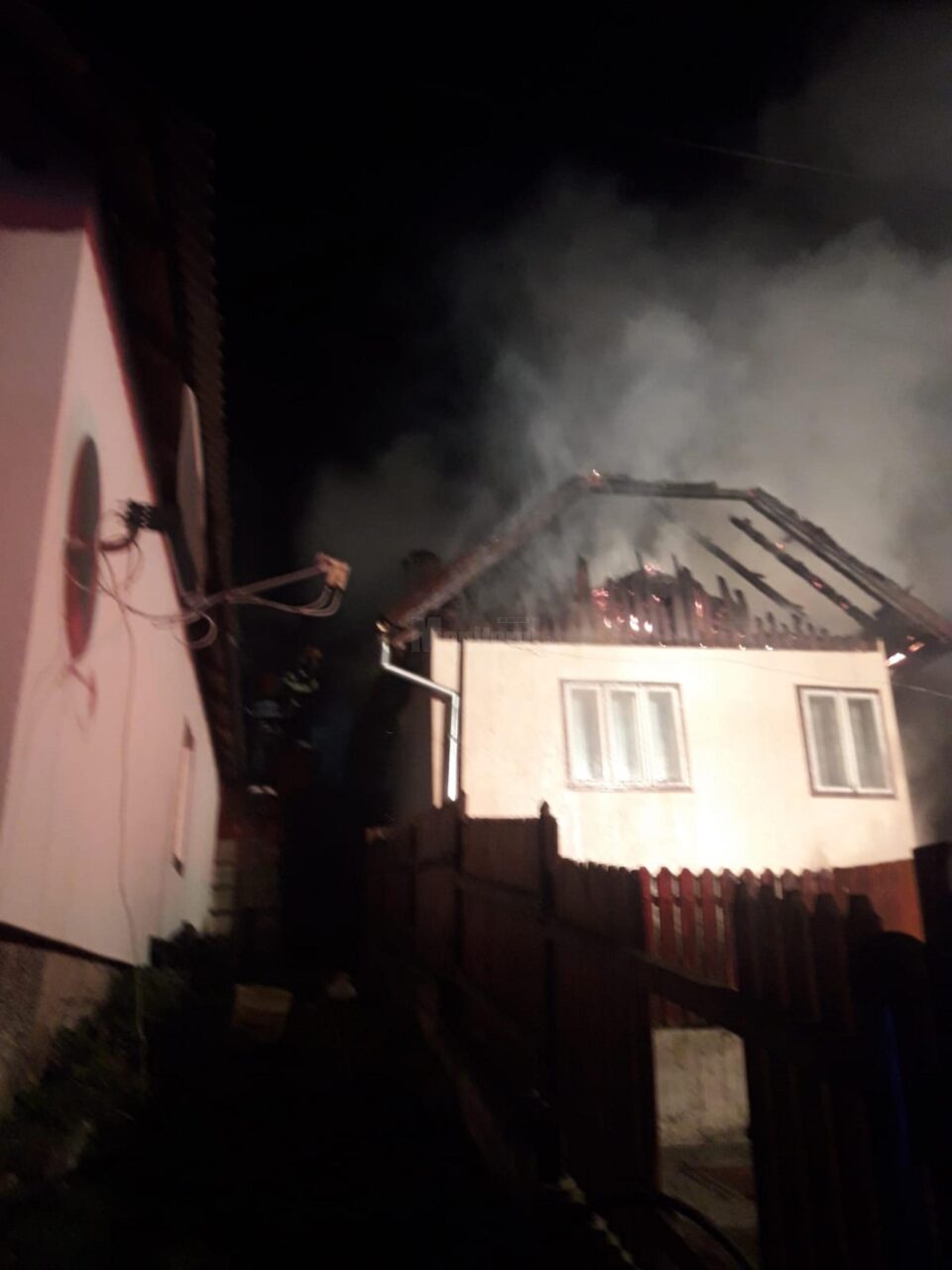 Acoperisul casei a fost grav avariat in urma incendiului Acoperisul casei a fost grav avariat in urma incendiului