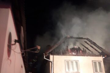 Acoperisul casei a fost grav avariat in urma incendiului