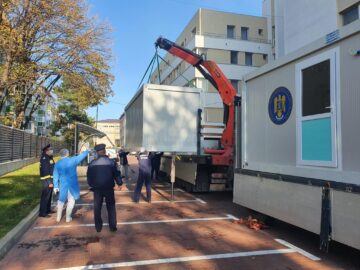 Containerele se amplasează în curtea Spitalului de Urgență Suceava