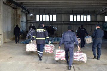 Materialele sunt descarcate de militari