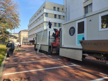 Containerele se amplasează în curtea Spitalului de Urgență Suceava