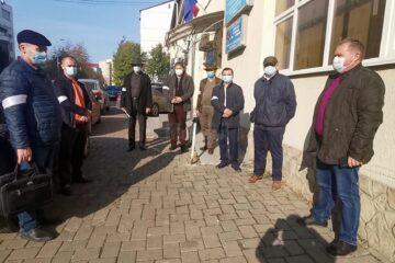Membrii Consiliului Județean al Colegiului Medicilor Veterinari Suceava, în frunte cu președintele Petrea Dulgheru, s-au aflat ieri la protest