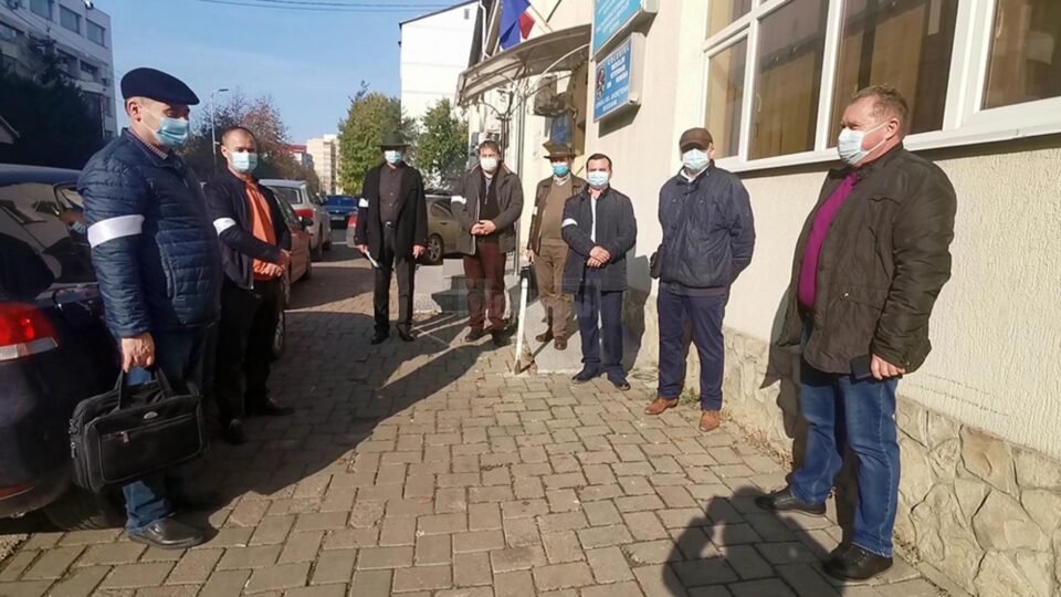 Membrii Consiliului Județean al Colegiului Medicilor Veterinari Suceava, în frunte cu președintele Petrea Dulgheru, s-au aflat ieri la protest Membrii Consiliului Județean al Colegiului Medicilor Veterinari Suceava, în frunte cu președintele Petrea Dulgheru, s-au aflat ieri la protest