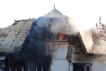 O casă și mai mule anexe gospodărești s-au făcut scrum la Izvoarele Sucevei