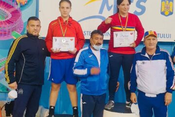 Alexandra Crihan pe podiumul Naționalelor, alături de antrenorul Andu Vornicu