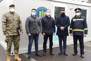Containerul modular nou a fost adus ieri în curtea Spitalului Municipal „Sf. Doctori Cosma și Damian” din municipiul Rădăuți