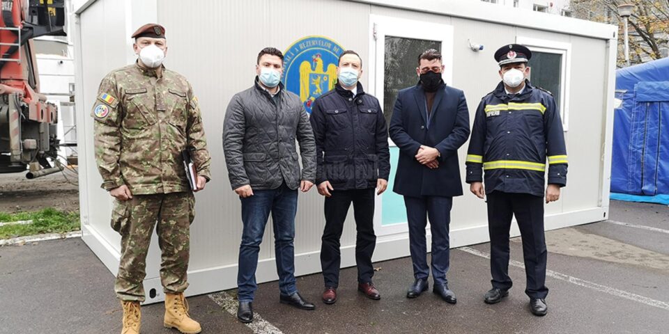 Containerul modular nou a fost adus ieri în curtea Spitalului Municipal „Sf. Doctori Cosma și Damian” din municipiul Rădăuți