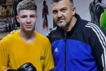 Pugilistul Andrei Bratu alături de antrenorul Andu Vornicu