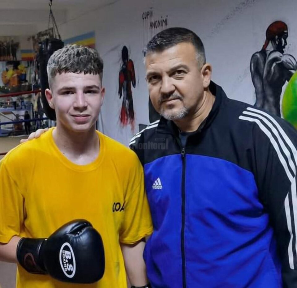 Pugilistul Andrei Bratu alături de antrenorul Andu Vornicu