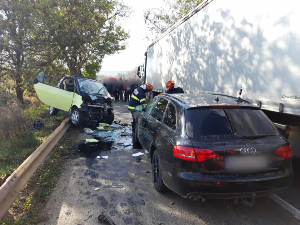 Un bărbat a ajuns la spital, după ce două mașini s-au ciocnit la Cornu Luncii