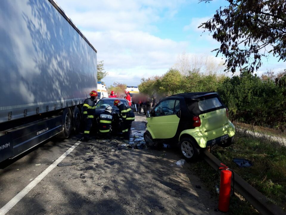 Un bărbat a ajuns la spital, după ce două mașini s-au ciocnit la Cornu Luncii