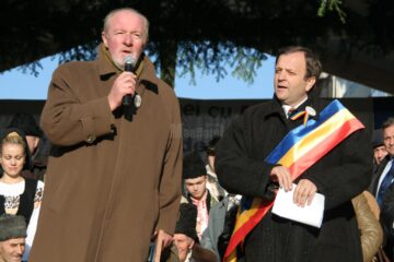 În 2008, Gheorghe Flutur i-a decernat actorului Vladimir Găitan titlul de Cetațean de Onoare al județului Suceava